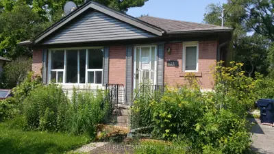 10 Shaver Court, Toronto W08, On M9b 4p5