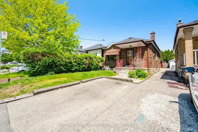 63 Chamberlain Avenue, Toronto, On M6e 4j9