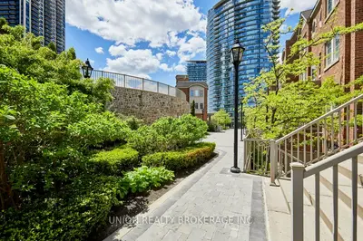 93 The Queensway 39, Toronto, On M6s 5a7
