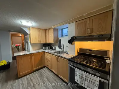 18 Sonnet Court Bsmt, Toronto, On M6l 1j6