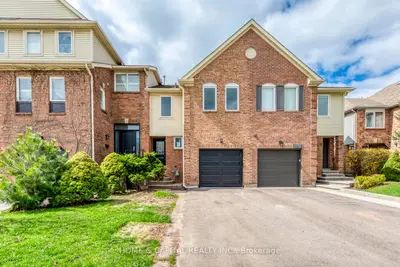 Att/Row/Townhouse in Oakville