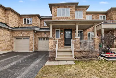 Att/Row/Townhouse in Milton
