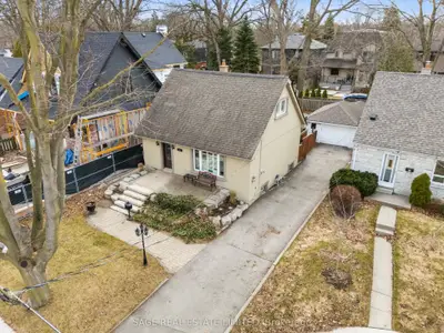 11 Chelsea Drive, Toronto, On M8w 4r5
