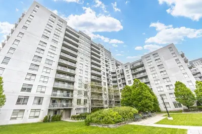 812 Lansdowne Avenue 704, Toronto, On M6h 4k5