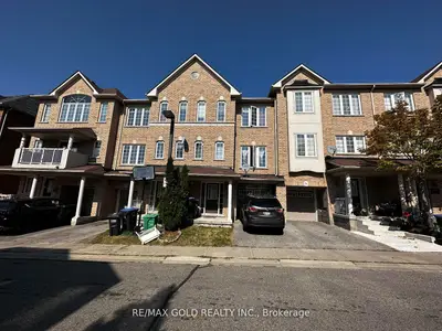Att/Row/Townhouse in Brampton