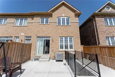Att/Row/Townhouse in Brampton