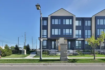 Condo Townhouse in Burlington