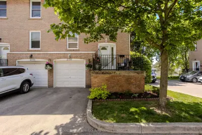 Condo Townhouse in Burlington