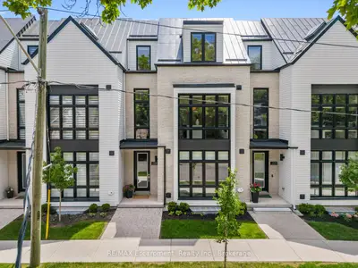 Att/Row/Townhouse in Oakville