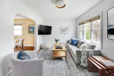 35 Blakley Avenue, Toronto W03, On M6n 3y4