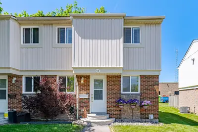 Condo Townhouse in Milton