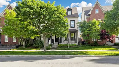 Att/Row/Townhouse in Oakville