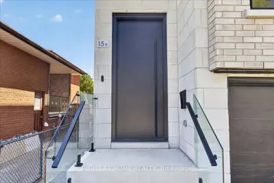 15b Rosemeade Avenue, Toronto, On M8y 3a2