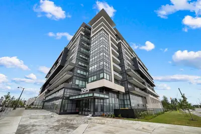 Common Element Condo in Oakville