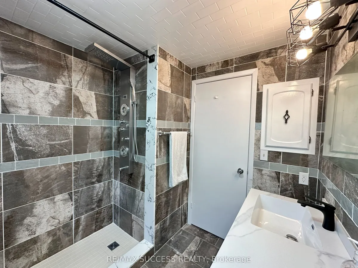 571 Minette Circle, Mississauga, On L5a 3b9
