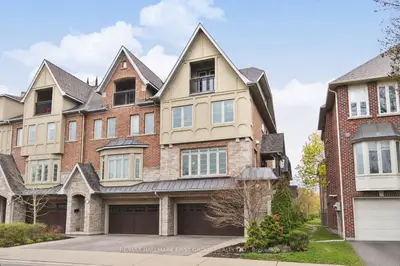 Att/Row/Townhouse in Toronto