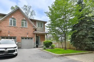 Condo Townhouse in Burlington