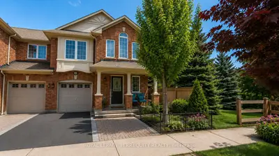 Att/Row/Townhouse in Oakville