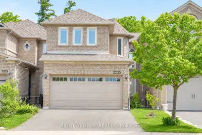 Att/Row/Townhouse in Oakville