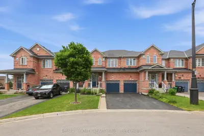 Att/Row/Townhouse in Brampton