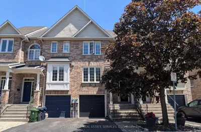 Att/Row/Townhouse in Toronto