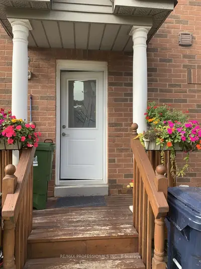 Att/Row/Townhouse in Toronto