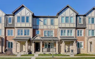 Att/Row/Townhouse in Oakville