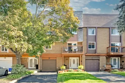 Att/Row/Townhouse in Oakville