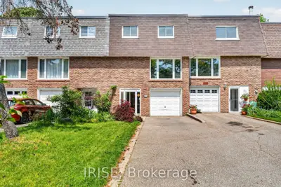 Att/Row/Townhouse in Oakville