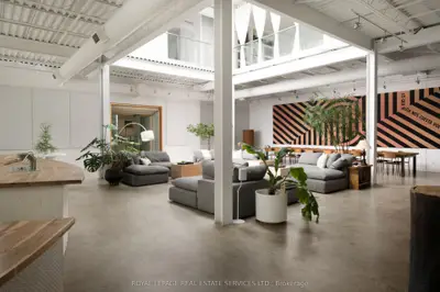 1 Roof Garden Lane, Toronto, On M6h 1r2