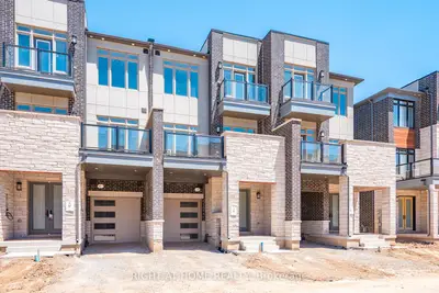 Att/Row/Townhouse in Oakville
