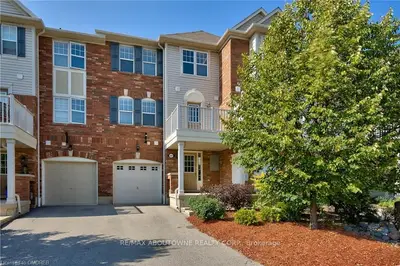 Att/Row/Townhouse in Oakville