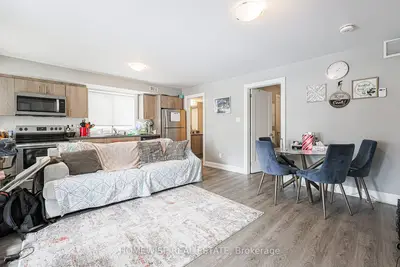 Att/Row/Townhouse in Toronto