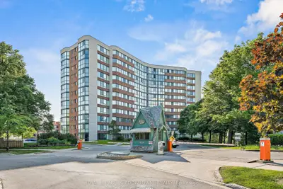 Common Element Condo in Oakville