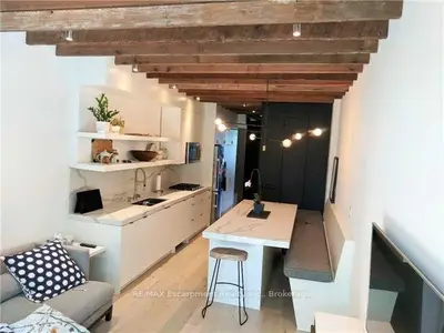 Att/Row/Townhouse in Toronto