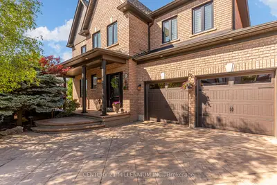 38 Hillson Court, Brampton, On L6p 1c4