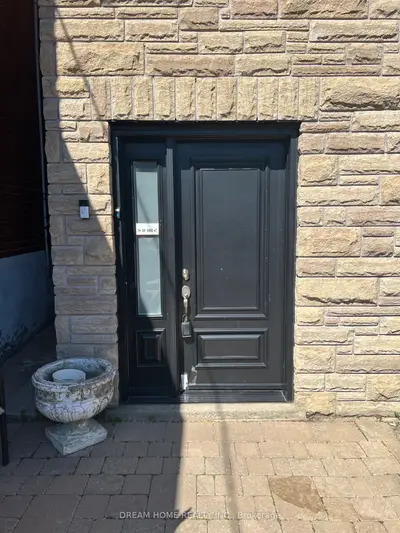 376 Blackthorn Avenue Upper, Toronto, On M6m 3b9