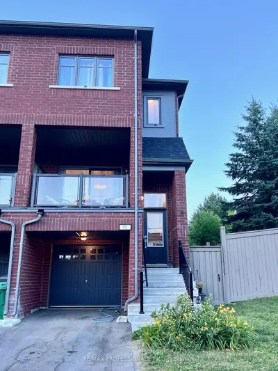 Att/Row/Townhouse in Brampton