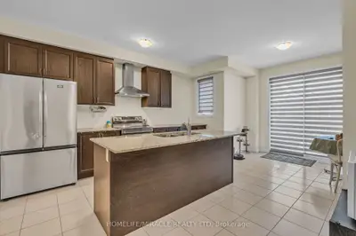 Att/Row/Townhouse in Oakville
