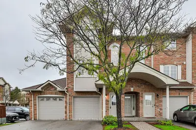 Condo Townhouse in Burlington