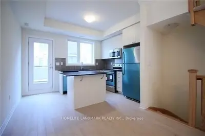Att/Row/Townhouse in Toronto