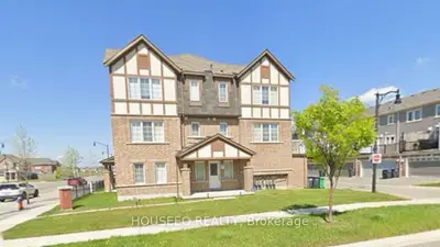 Att/Row/Townhouse in Brampton