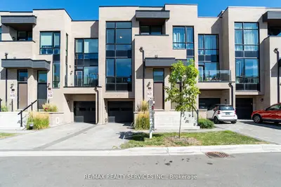 Att/Row/Townhouse in Toronto