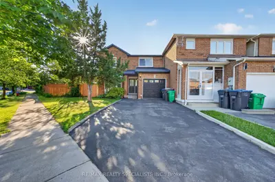 Att/Row/Townhouse in Brampton