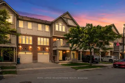 Att/Row/Townhouse in Milton