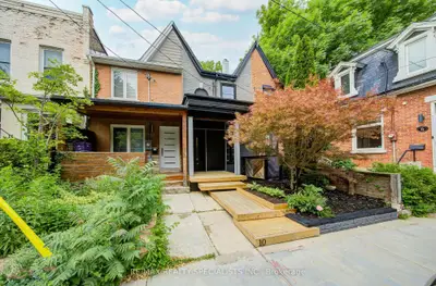 Att/Row/Townhouse in Toronto