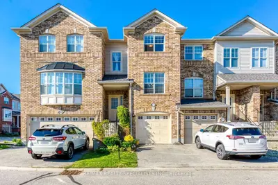 Att/Row/Townhouse in Oakville