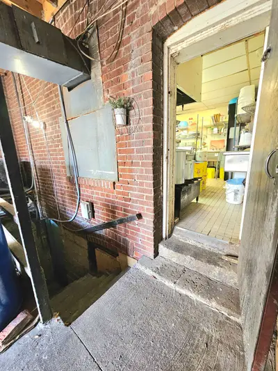 1768 St Clair Avenue W ., Toronto, On M6n 1j3