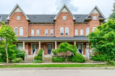 Att/Row/Townhouse in Oakville