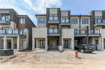 Att/Row/Townhouse in Oakville